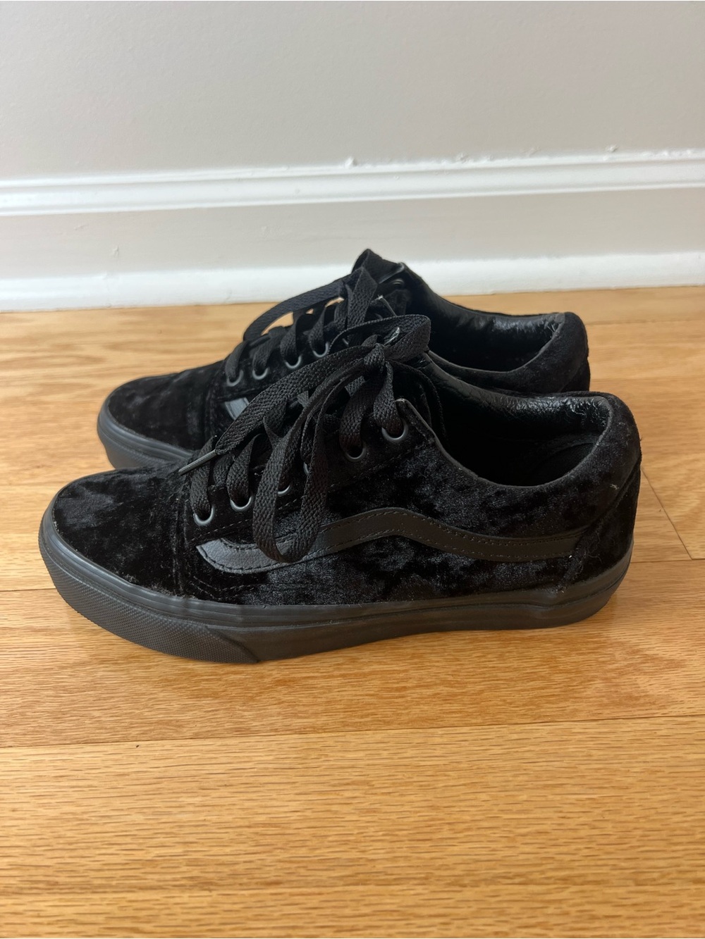 NWOT Vans Old Skool Triple Black Crushed Velvet Sneakers in Women's 6 - Picture 3 of 9